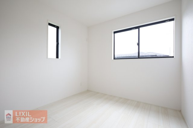 【寝室】現地完成写真。明るい採光の入る主寝室です。