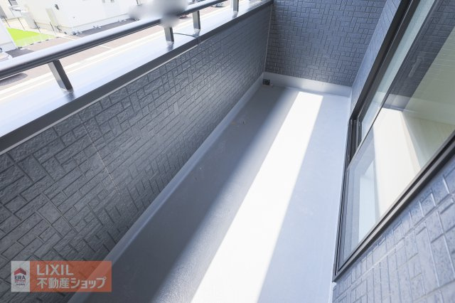 【バルコニー】現地完成写真。広々バルコニーでお布団や洗濯物がたくさん干せます♪