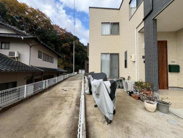 静かな住環境が魅力の立地で家の裏手には緑豊かな自然が広がり四季の移ろいを感じられます。前面スペースも広く車やバイクの出し入れがしやすいつくり。周辺は落ち着いた住宅街で穏やかな環境が整っています。