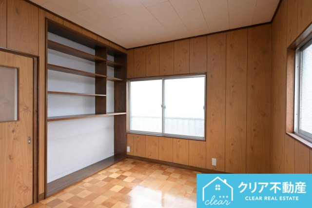 洋室は棚付きで片付けやすい♪