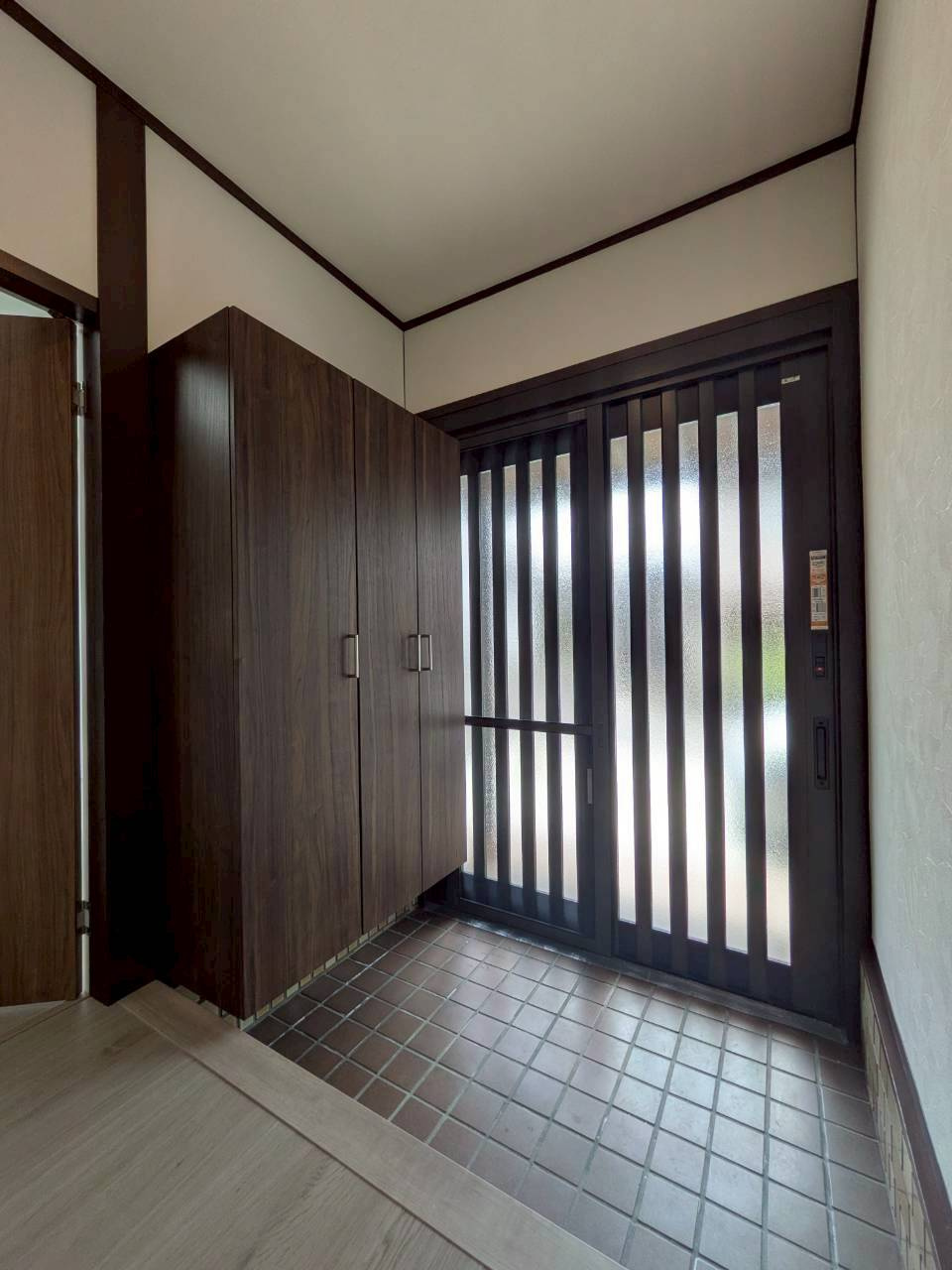 玄関収納は新設しました。