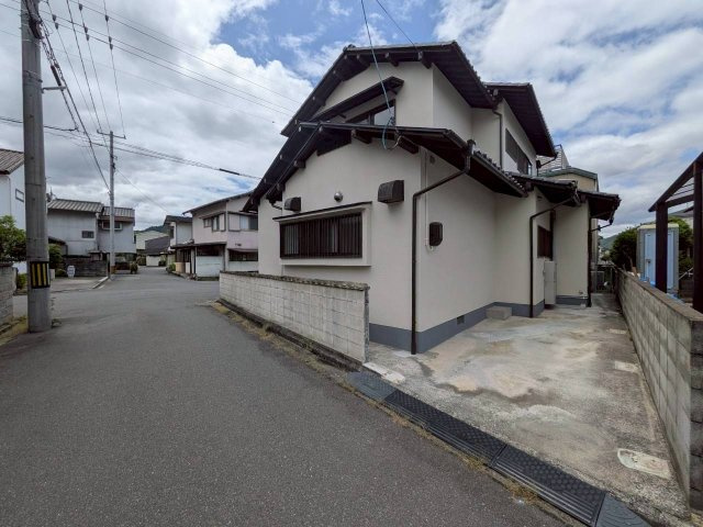 敷地内、お家の裏側にも駐車スペースあります。