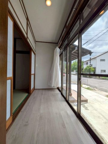 1階和室の南側は広い縁側があります。