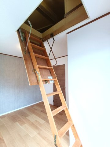 【屋根裏収納階段】
