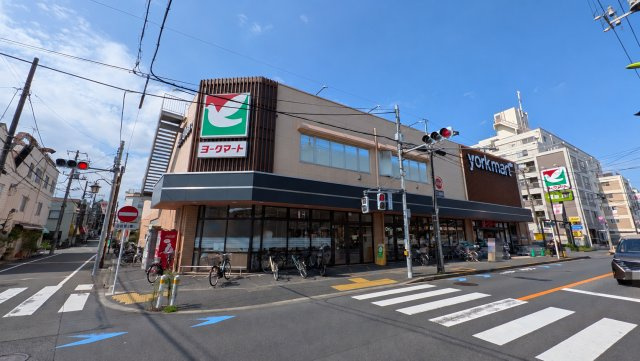 ヨークマート中町店　徒歩4分