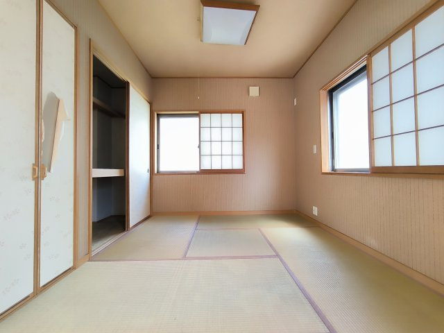 日中は明るく快適に、夜は静かに落ち着ける居室。家族に合わせて多用途に使える便利な空間です♪