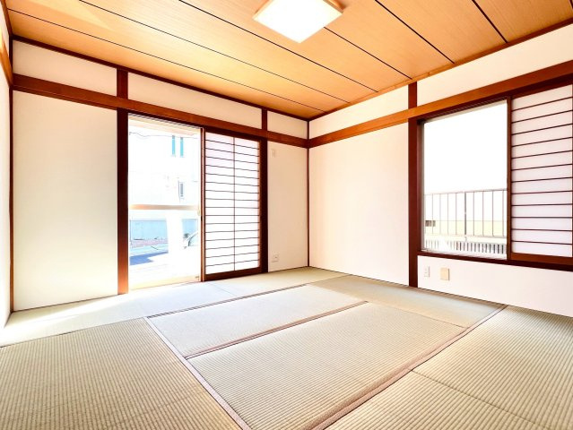 ゆったりとした8帖の和室。くつろぎスペースや来客用のお部屋としても活用できます。