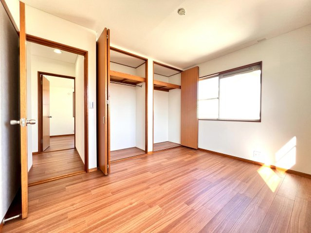 6.4帖の洋室は収納を備えた実用的なお部屋。南東向きで心地よい明るさが魅力です。
