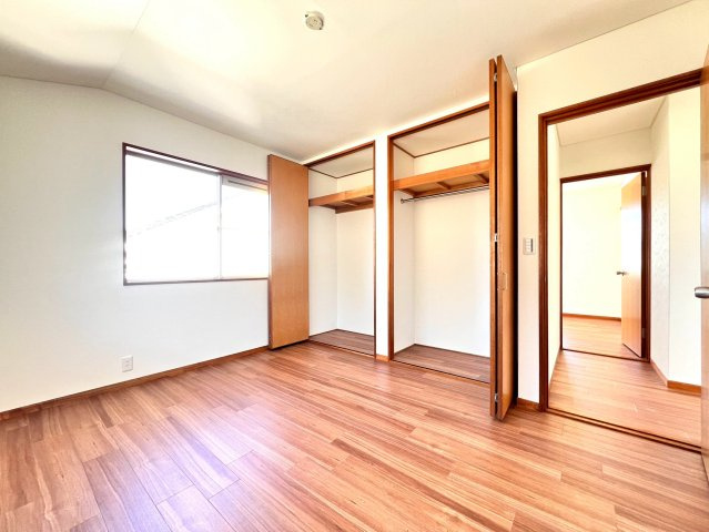 北東向きの6.4帖洋室は、やさしい光が入る落ち着いた雰囲気のお部屋です。収納付きでお部屋をすっきり使えます。