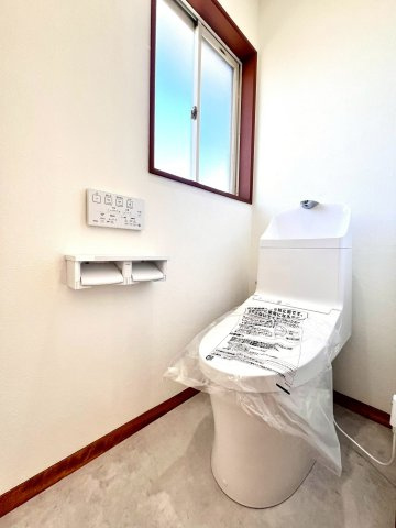 2階にも新調済みトイレを完備。夜間や忙しい朝にも安心して使えます。