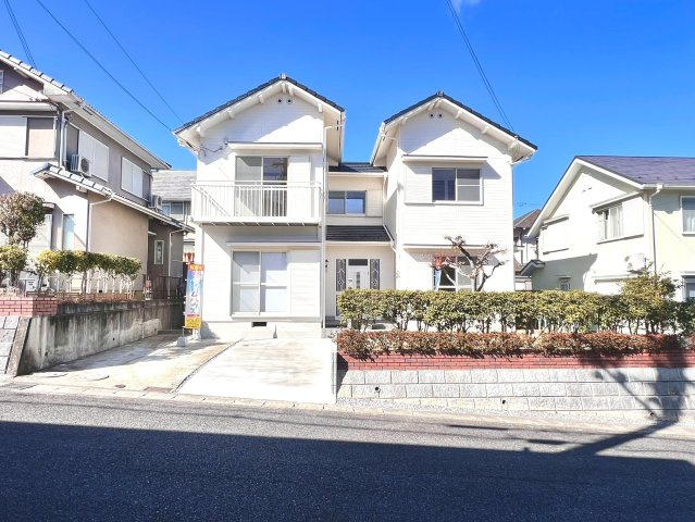 ご家族でゆったり暮らせる4LDK住宅。リフォーム済みで室内もきれい、駐車2台可能な安心の住まいです。
