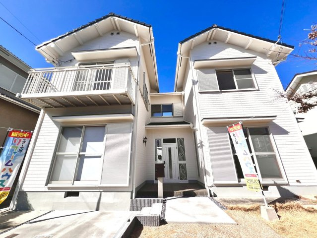 外壁・屋根塗装済みのきれいな外観。住まい全体が明るい印象に仕上がっています。