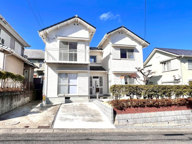 土地約62坪・建物約37坪のゆったり4LDK。内外装リフォーム済みで、すぐに新生活を始められます。駐車2台可能も嬉しい！