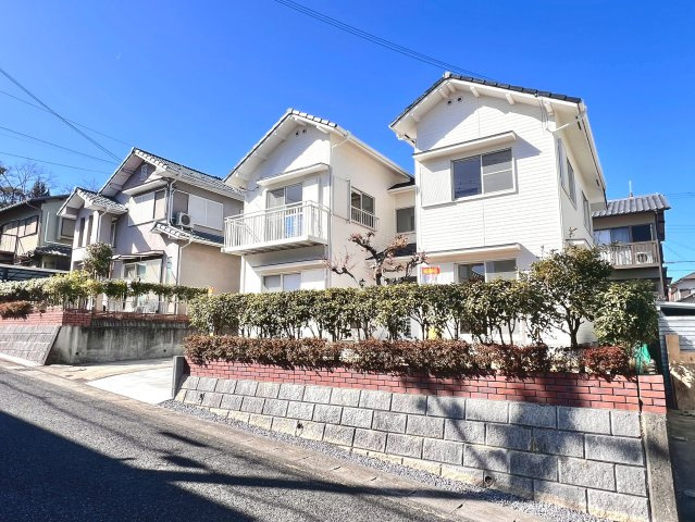 外壁・屋根塗装済みで安心感のある住まい。見た目も美しく整っています。