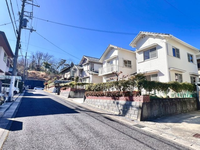南東向き前面道路6ｍで陽当たり良好。車の出入りもしやすいゆとりある住環境です。