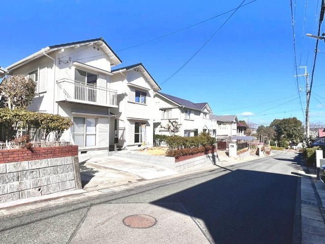広さ6ｍの前面道路で駐車もしやすく、南東向きの明るい住環境です。