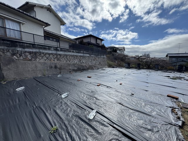 福山市能島一丁目、約200？のゆとりある敷地。現況更地で、建築プランを自由に検討しやすい状態です。平屋や二階建て住宅など多彩なプランに対応可能。周辺は既存住宅が並ぶ落ち着いた住環境です。