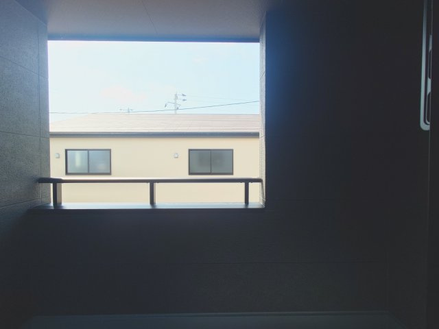 バルコニー　インナーバルコニーは屋根があるため、小雨程度であれば洗濯物が濡れる心配がありません。　強い日差しも遮るため、夏でも屋外活動がしやすくなります。