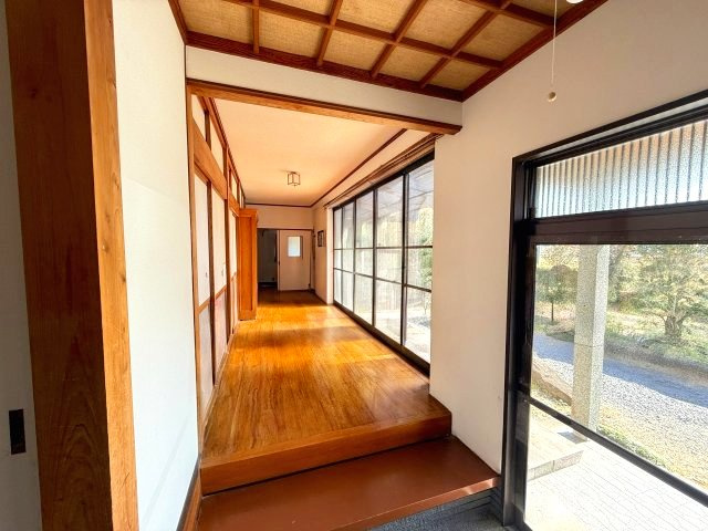 窓辺に廊下があり明るく雰囲気が良いです♪