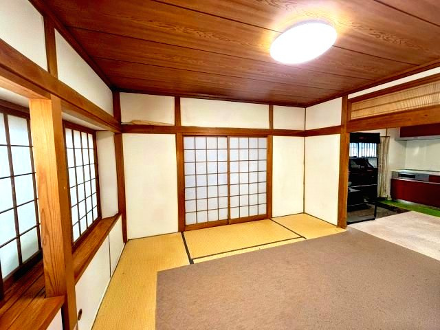 キッチンの前の部屋ではダイニング兼リビングとして使用できます。