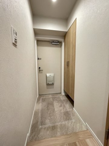 人感センサーのライト付きで、いつでも明るく迎えてくれる玄関。　