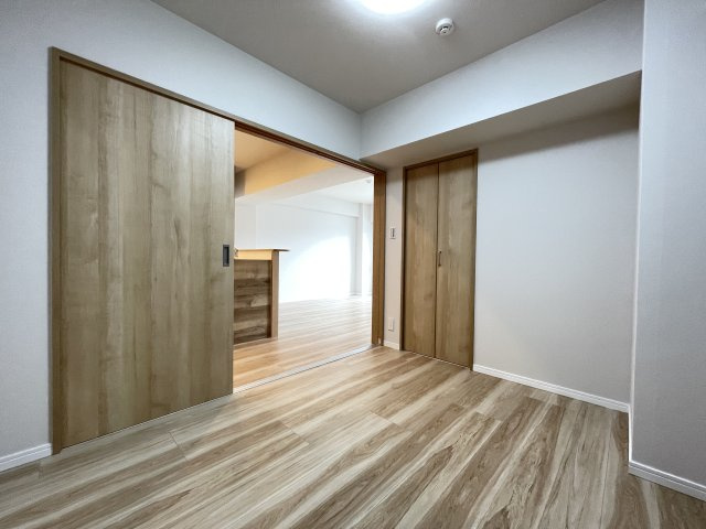 大切なお子さまを見守りやすい引き戸の洋室は、子ども部屋としても。　