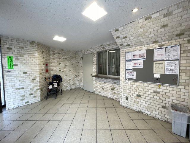 明るく広々としたエントランスが迎えてくれます。　