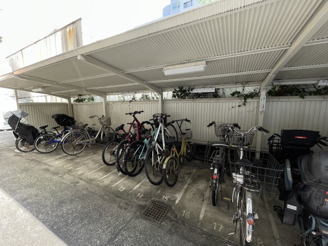 屋根付きの駐輪場で、サビや汚れの心配も不要。　