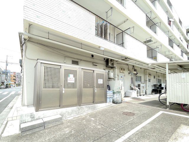 敷地内にゴミ捨て場もあり、忙しい朝も安心です。　