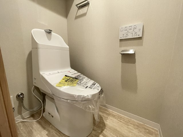 温水洗浄便座付きの清潔感あるトイレは、落ち着いた空間に。　