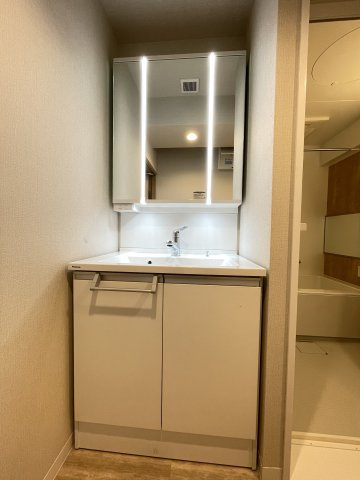 三面鏡付きの洗面台で朝の身支度もバッチリです。　