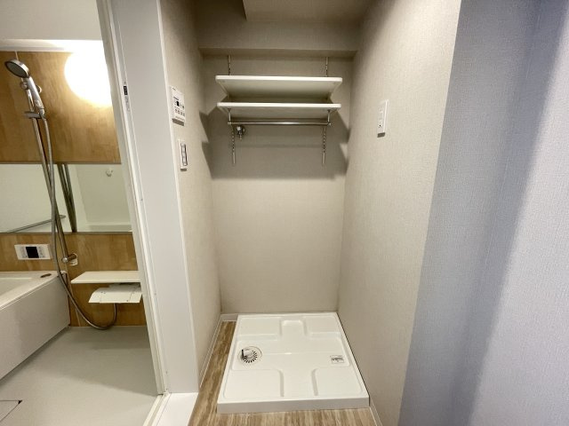 洗濯機置き場の上にも収納スペースがあり、小さなお子様の洗剤等の誤飲も心配不要。　