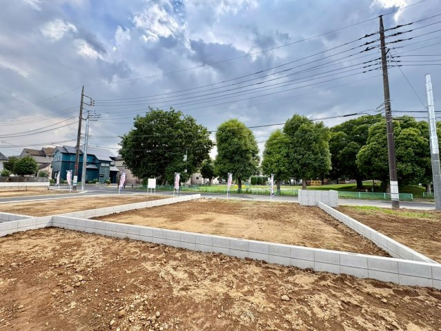 全10区画　　間取り・外観・設備まで自由にプランニング可能。暮らし方に合わせた住まいをご提案できます。花田小学校まで徒歩約4分(270ｍ)、毎日の通学がしやすい住環境です。