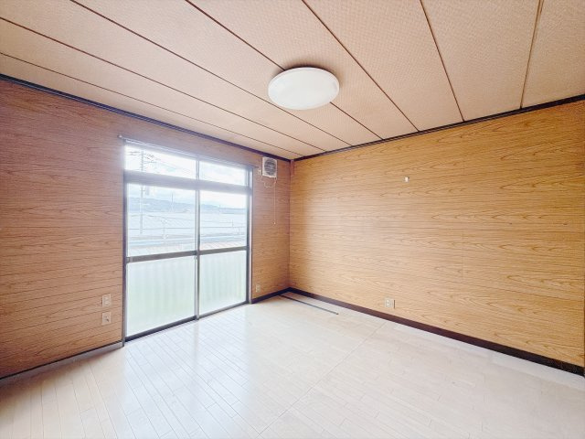■洋室｜洋室には大きな窓をご用意しています。日中はあたたかな日差し差し込み自分時間も充実できますね＾＾