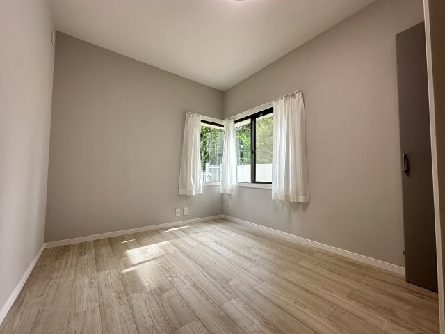 角に窓が二つ付いたお部屋は採光もよく光と風が溢れるお部屋の中を清潔に保ちます。