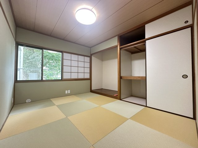 上質なナチュラルテイストの和畳。気品やきめ細やかなおもてなしを感じさせるお部屋となっております。