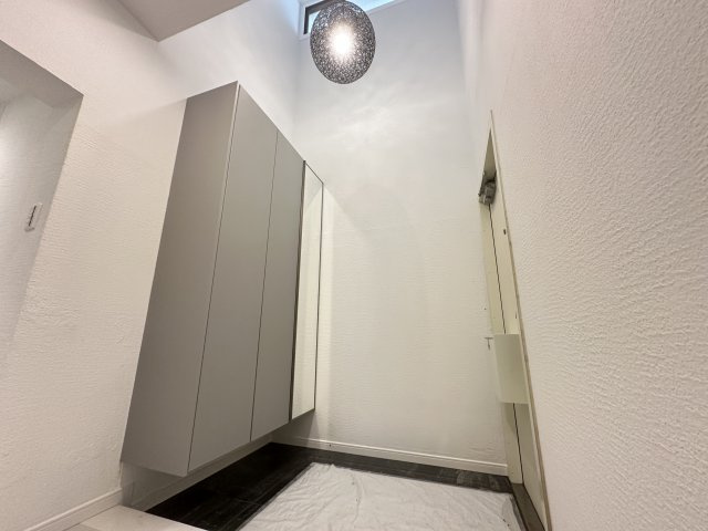 玄関収納もたっぷりあり、等身大鏡も設置。お出かけ前に、みなしなみチェックもできる玄関です。