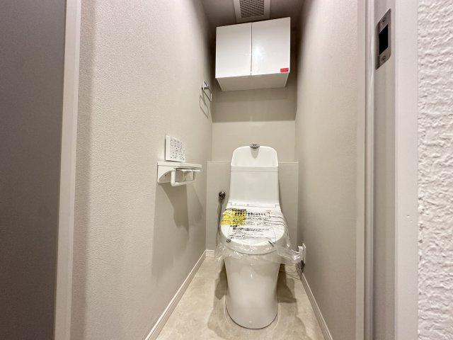 温水洗浄便座のトイレ設備です。奥行きの有るゆったりしたスペースのトイレ空間です。