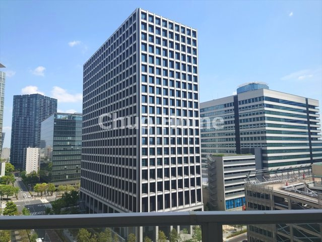 手を伸ばせば、ふれることが出来そうな環境が、そのままインテリアになったような印象です。その豊かな眺望にふさわしい空間には、通風・採光にも優れ、心地よい光と風があふれています