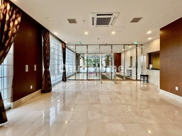 【エントランス】マンションのエントランスは、その物件の印象を決める、顔とも言える場所です。毎日通る場所ですからきれいなのが一番です。