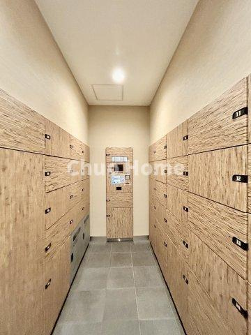 【宅配ボックス】在宅時・不在時に関わらず、居住者の代わりに非対面で宅配物を受け取ってくれる便利な設備です。わかりやすくご説明致しますので見学時にはお部屋だけではなく共用部分もぜひチェックしてください。