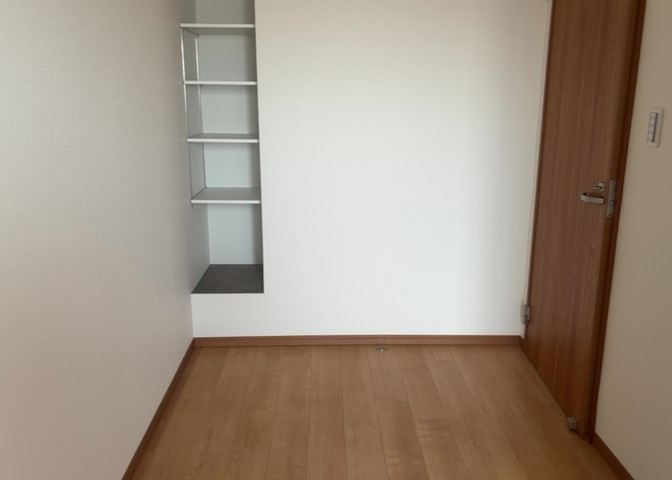 洋室のメリットは重い家具が置きやすく、身の回りが整理しやすいことです。　床がフローリングのため畳とは異なり凹みにくいです。　クローゼットなど収納が豊富で、普段使わない旅行カバンや服の整頓も簡単にです。