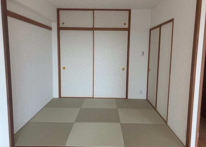 寝室でゆっくりと過ごすためにはベッド周りの適度な空間を担保することや窓の位置、照明の明るさ、寝室の広さなどを考える必要があります。自身や家族の構成とライフスタイルに併せて寝室にする部屋を選びましょう！