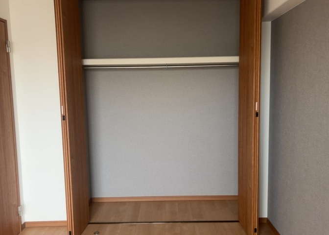 デザイン性を重視しすぎて収納が少なかった！なんてことにならないため、事前に現地で収納の数を確認しておくことをお勧めします。クローゼット以外にも床下収納や屋根裏収納、パントリーなどもチェックしましょう。