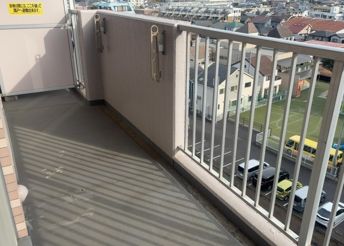 バルコニーは、室外の専用スペースのうち、「屋根がなく開放された空間」であるものを指します。ベランダより広いタイプのものが多く、日当たりもよいため家庭菜園などを楽しみたい人にとって適した環境となります。