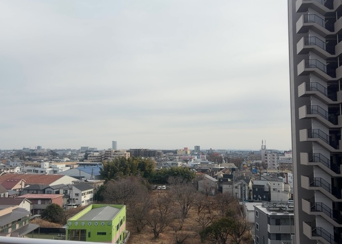 眺望の良さを楽しめるダイニングキッチンで家族団らんの時間を過ごしてはいかがでしょうか。バルコニーから見える景色を家族で眺める時間は、時間が経つのを忘れてしまいそうですね。是非、現地を見に行きましょう！