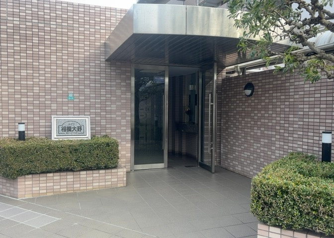 マンションのエントランスには、もともと風よけや防犯の役割がありますが、マンションによって宅配ボックスなどの設備が備わっている所もあります。日々の生活をイメージしながら生活しやすさをチェックしましょう。