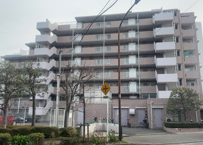 外観はマンション管理がされているかの目安になります。築年数が古いと、壁面は劣化してひび割れが生じることも！建物が古びていても細かいところが修繕されていると、きちんと管理されているなぁと感じるでしょう。