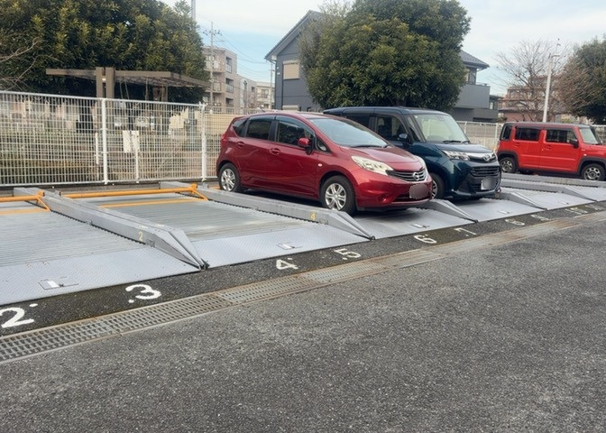 車一台あたりに必要なスペースは、標準サイズの普通自動車で横幅2m50cm、長さ5mは必要になります。ただし、乗降のことも考慮して横幅3m30cm、長さ5m50cmほどは確保できるところを選びましょう。