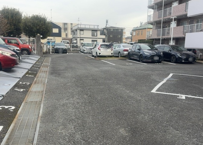 駐車場と明記されていても、最小スペースでつくられた駐車場だと大型車は駐車できなかったり、出入りしにくくなったりする可能性があります。お車のサイズと購入したい物件の駐車場のサイズを現地で確認しましょう。